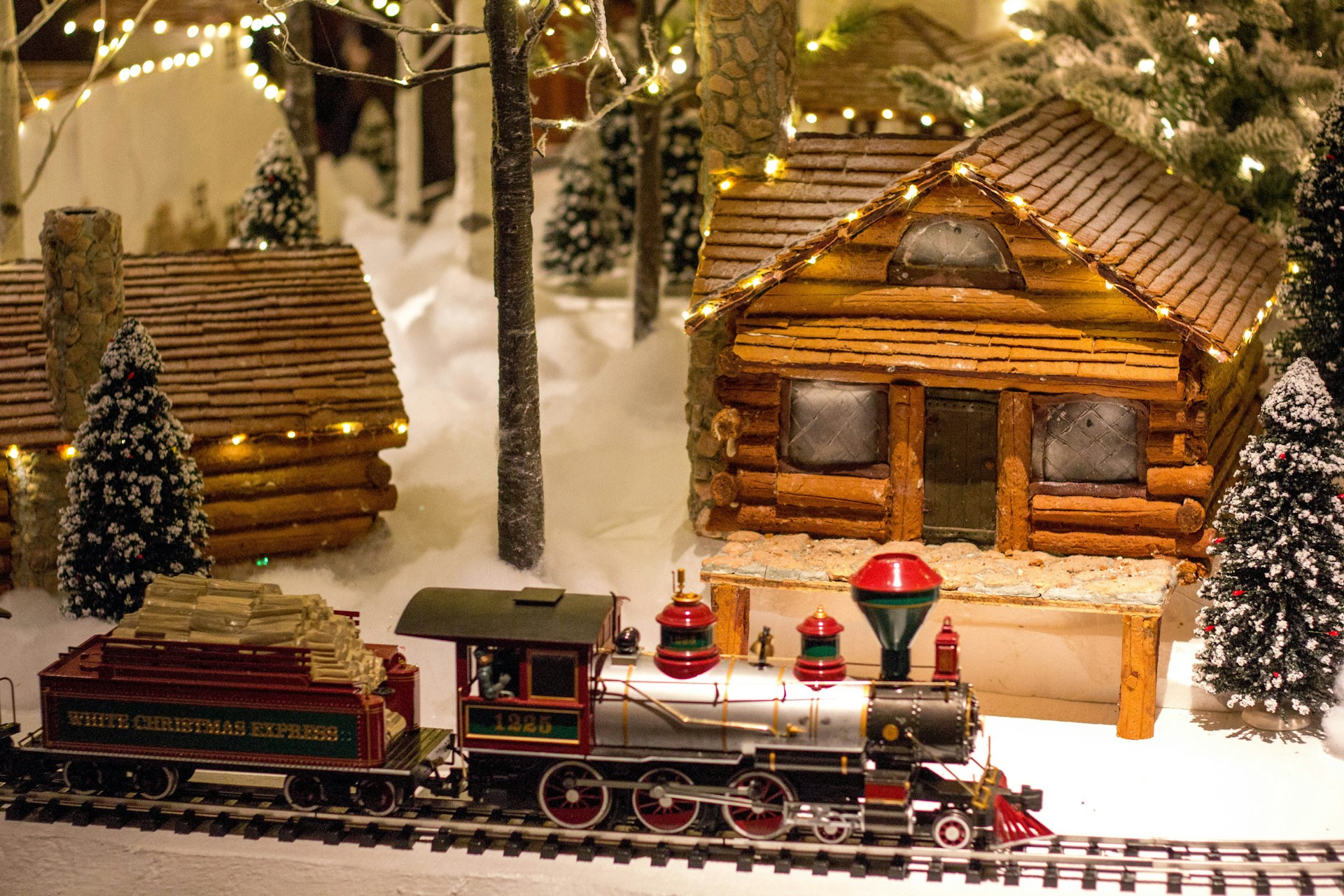Model Train Toys -Model Train Toys john matychuk 5RGhNBTeplg unsplash